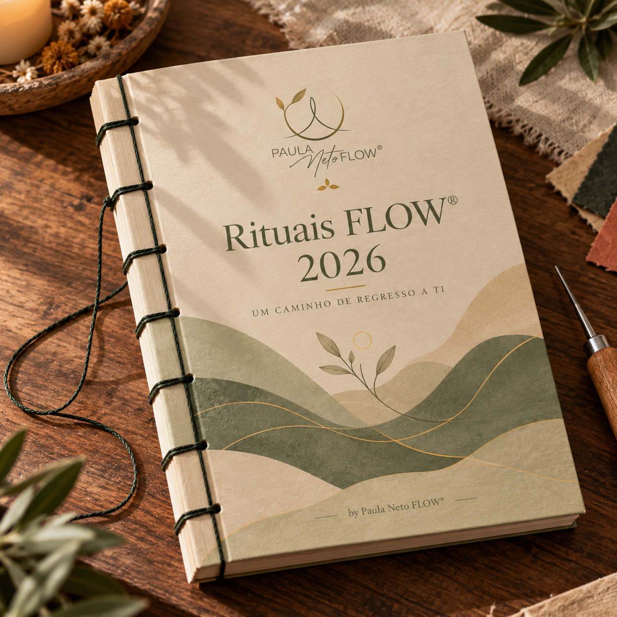 Caderno artesanal Rituais FLOW® 2026, com encadernação em cordão verde